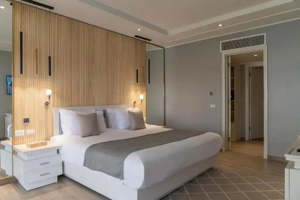 Люкс Posh Club Royal с балконом в Sunrise Crystal Bay Resort