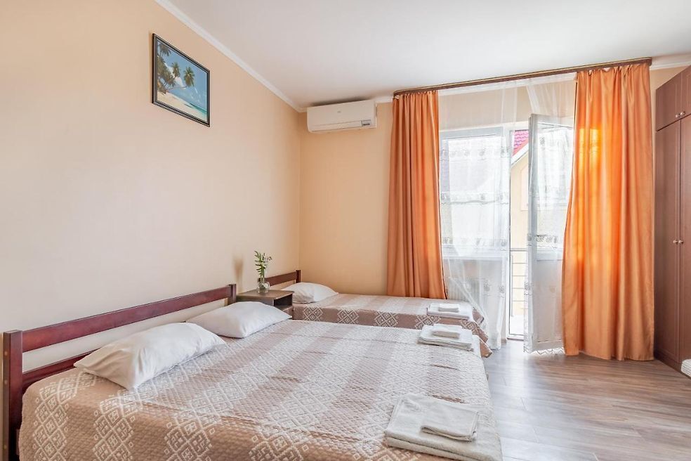 Трёхместный номер Comfort с балконом и с красивым видом из окна в Наш дом