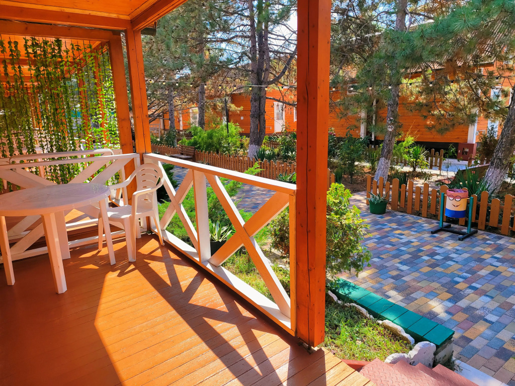 Коттедж с 3 комнатами с балконом и с видом на внутренний двор в Морская дача Арабеска