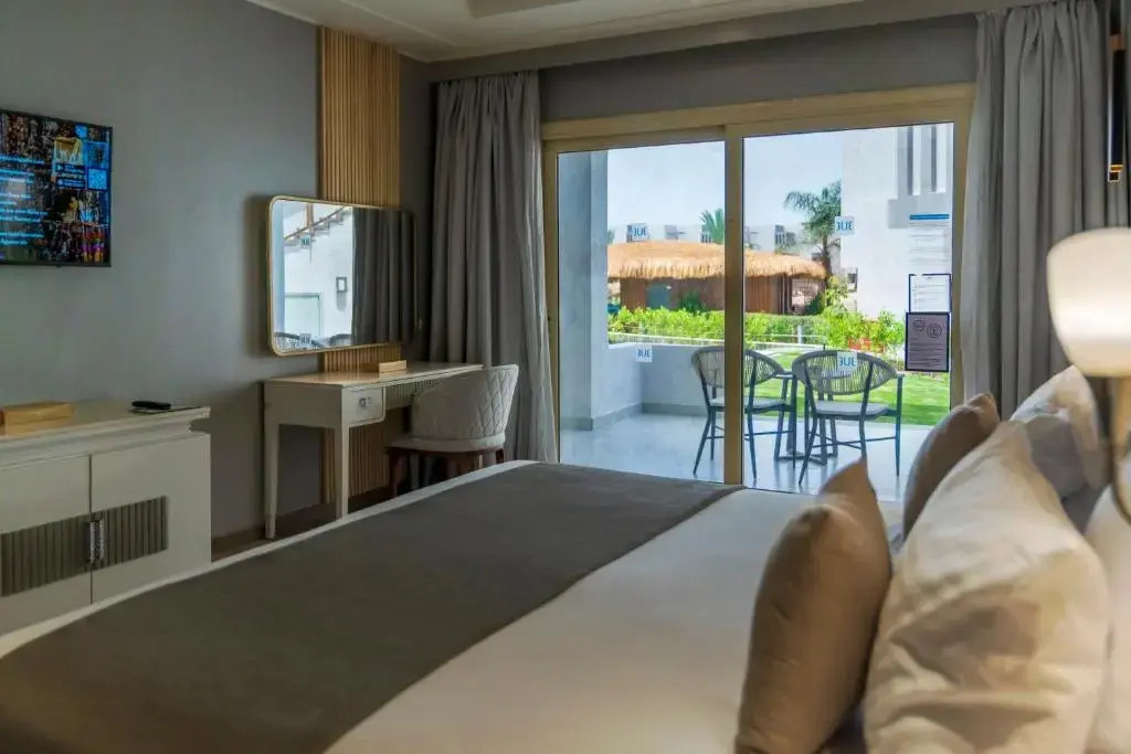 Люкс Posh Club Royal с балконом в Sunrise Crystal Bay Resort
