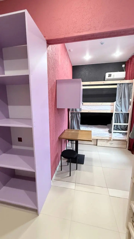 Кровать в общем номере с видом на озеро в Адмирал