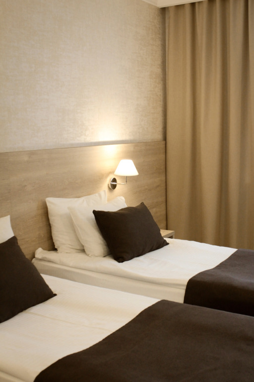 經典款帶有椅子、床、雙臥室、雙床