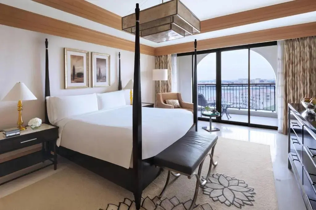 The Ritz-Carlton Abu Dhabi, Grand Canal Hotel - Général