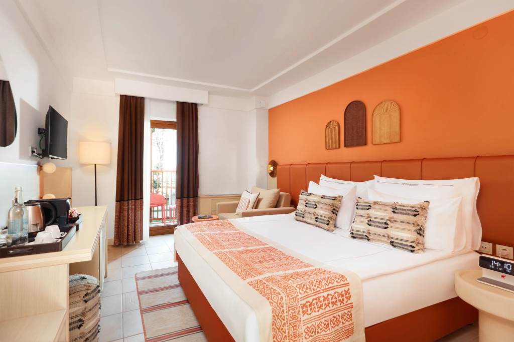 Standard Double Club room with balcony (full double bed)