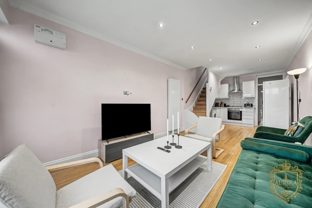 Квартира Elegant Stay in London with Private Parking & Patio | 7 mins walk to Norbury Station — фото