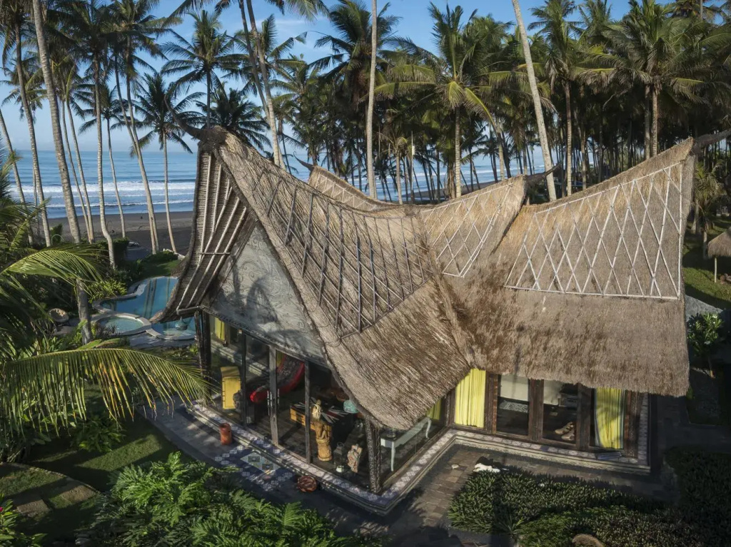Absolute Beachfront Villa Laut