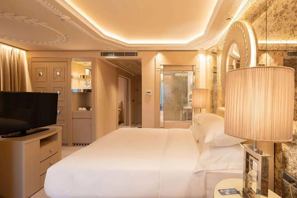 Двухместный номер Deluxe с видом на город (двуспальная кровать) в Wyndham Grand Istanbul Kalamis Marina