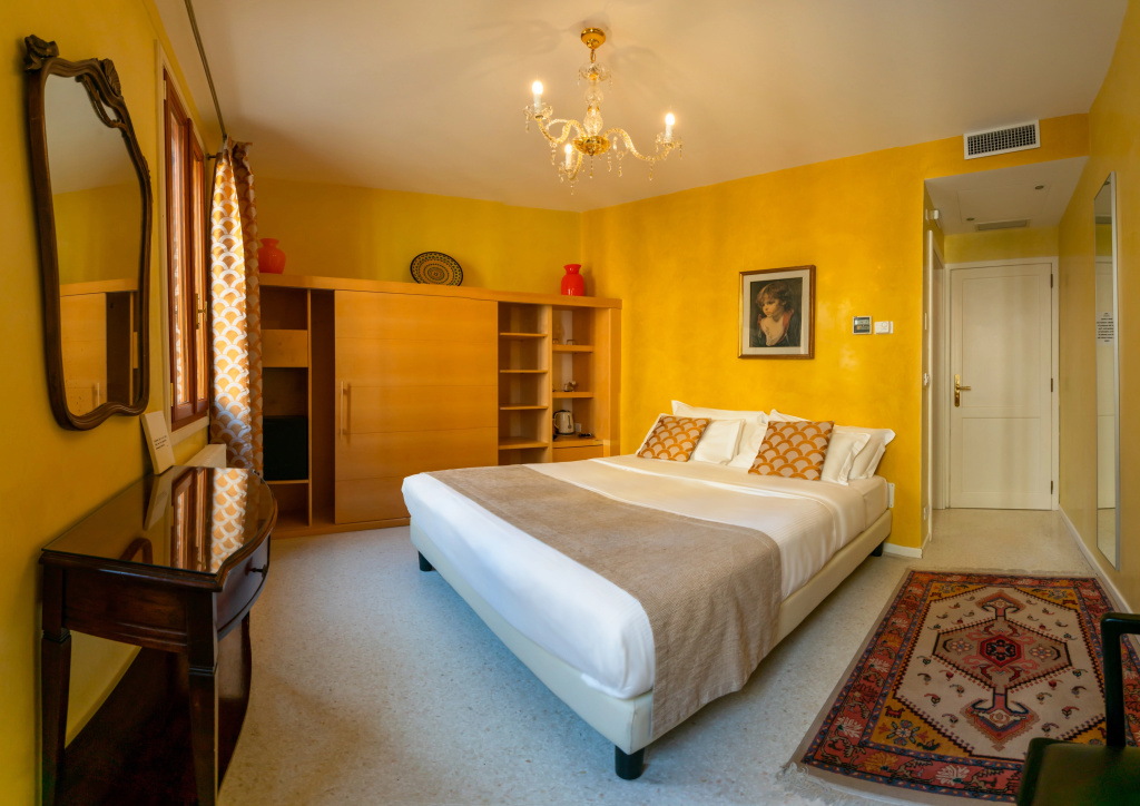 Classic Double room with city view (full double bed)