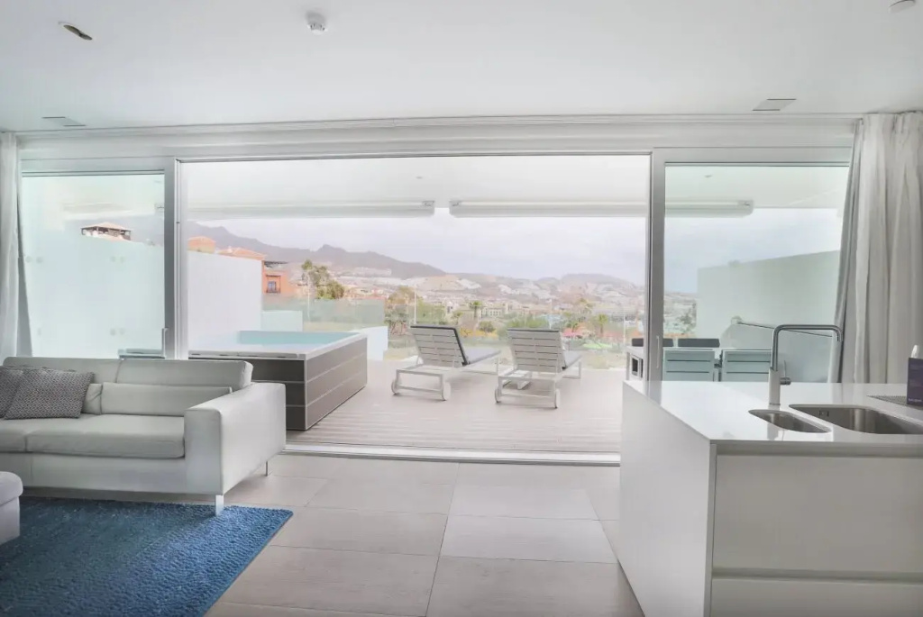 1 Bedroom Lago Divinity Suite with partial sea view