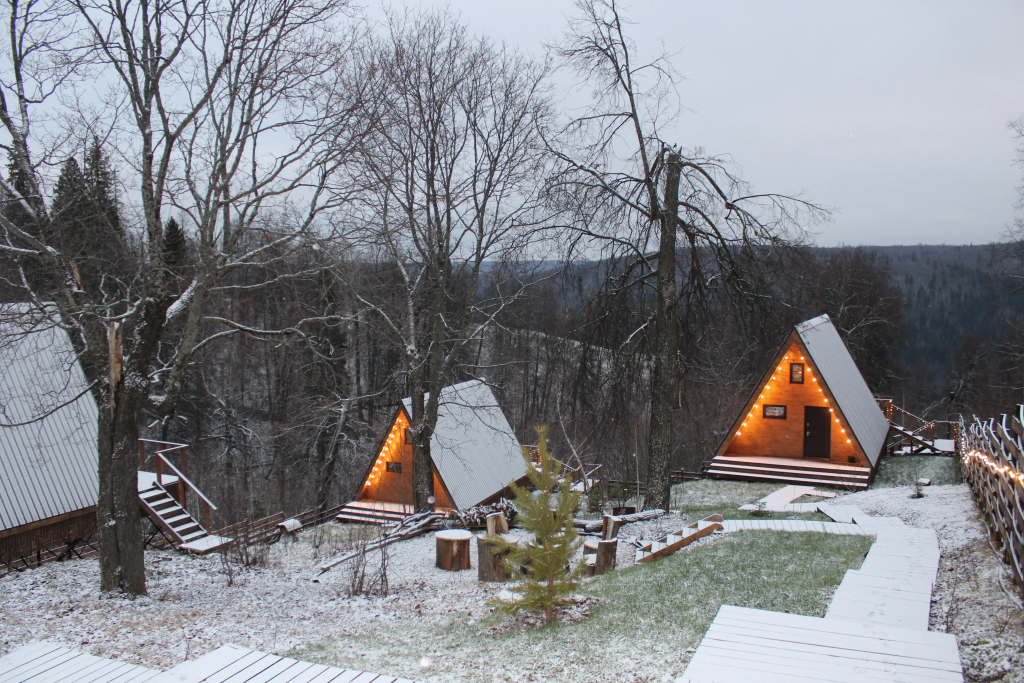 Коттедж с балконом и с красивым видом из окна в Красные Скалы