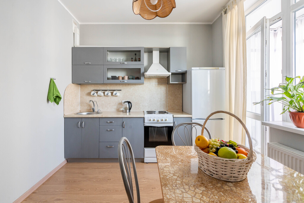 уютные квартиры с евроремонтом. интерьер суточные квартиры. ближайший квартира. интерьер посуточной квартиры. квартиры полнометражка.