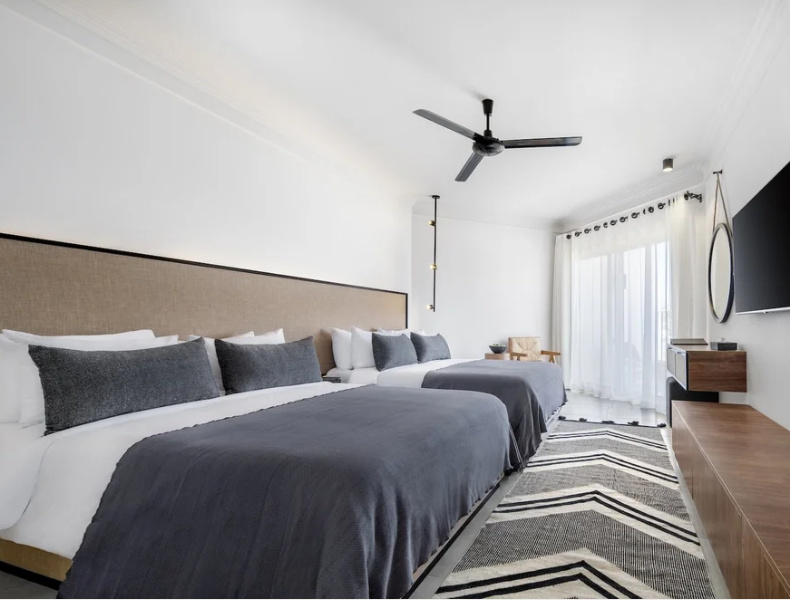 2 Bedrooms with pool access Chalet