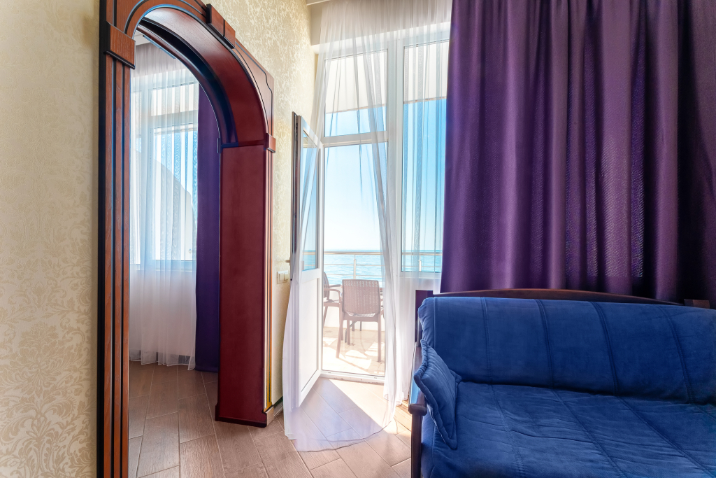 Полулюкс с 2 комнатами с балконом и с видом на море в Лучезарный