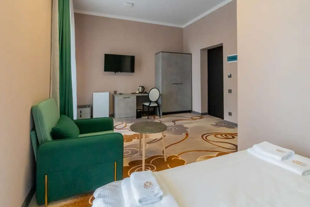 25–40 sq. m Double Suite with view (full double bed)
