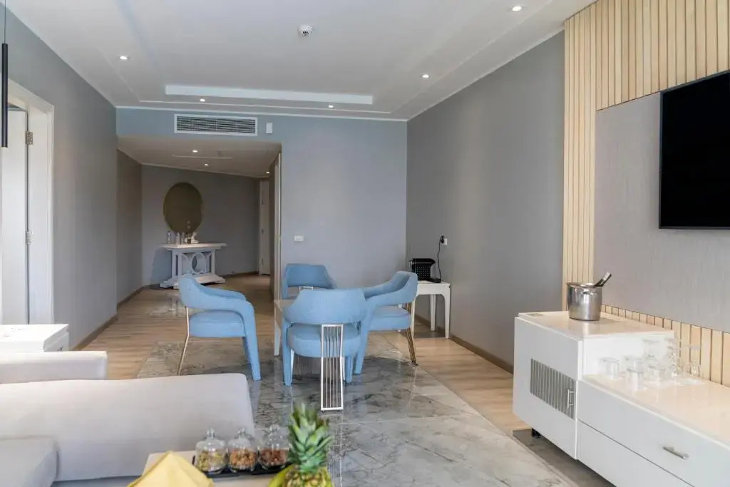 Люкс Posh Club Royal с балконом в Sunrise Crystal Bay Resort