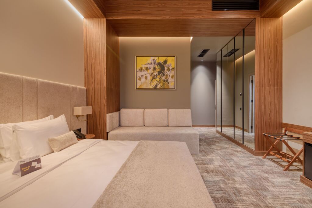 Двухместный номер Superior Deluxe с диваном двуспальная кровать в Hayasa Hotel Yerevan