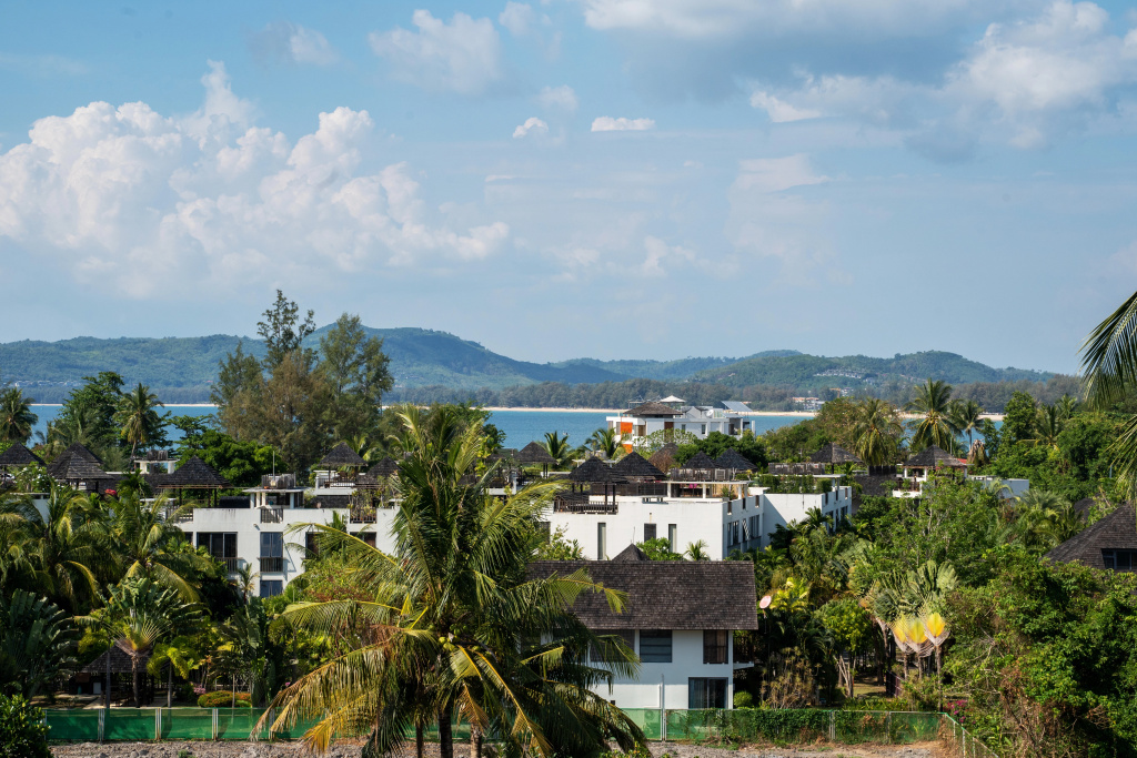 Aristo Beach Resort condo by Roominger Hotel