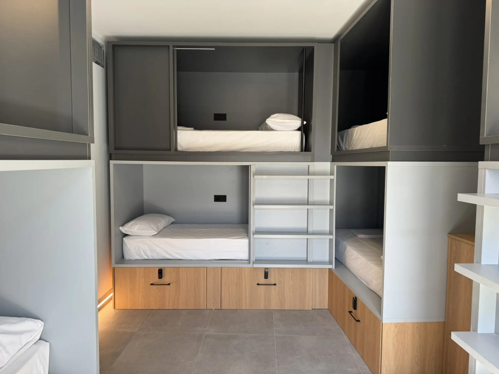Bed in Dorm with balcony and with courtyard view