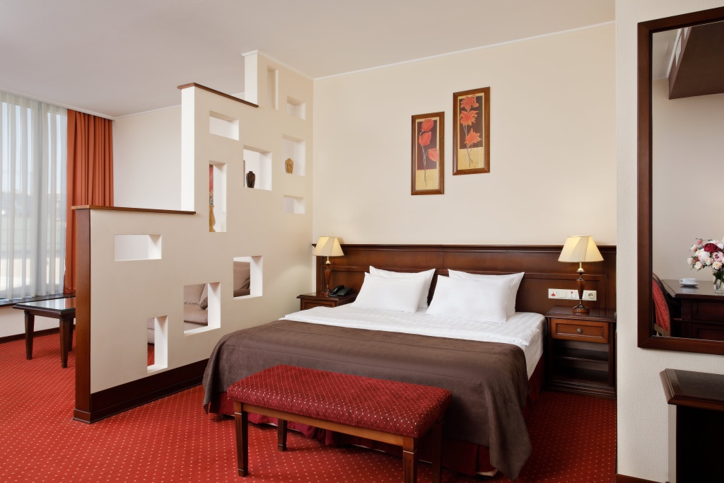 Red Royal by Undersun Hotel Room Type - Status Studio full double bed