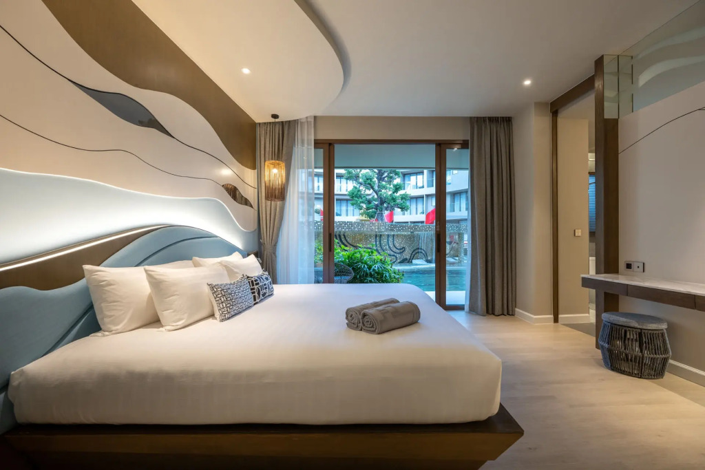 Двухместный полулюкс Pool Access 1st Floor с балконом двуспальная кровать в Отель Metadee Concept Hotel