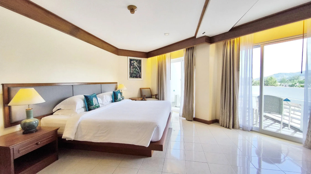 Четырёхместный люкс семейный с балконом в Andaman Beach Suites Hotel