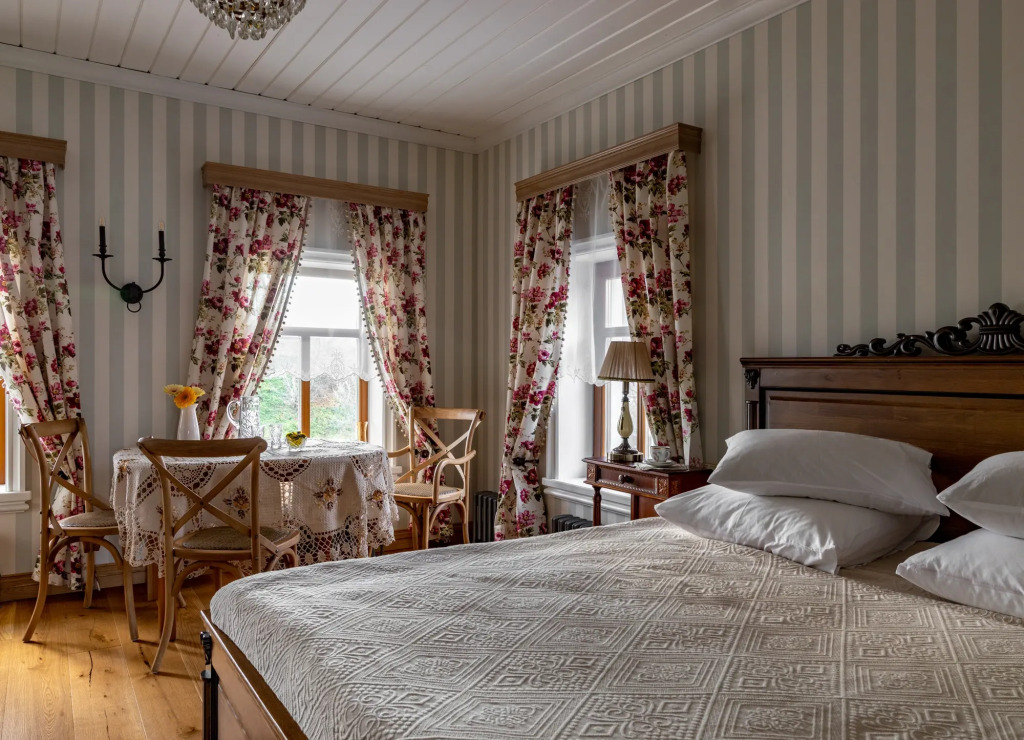 Двухместный люкс Супер двуспальная кровать в Пестово подворье