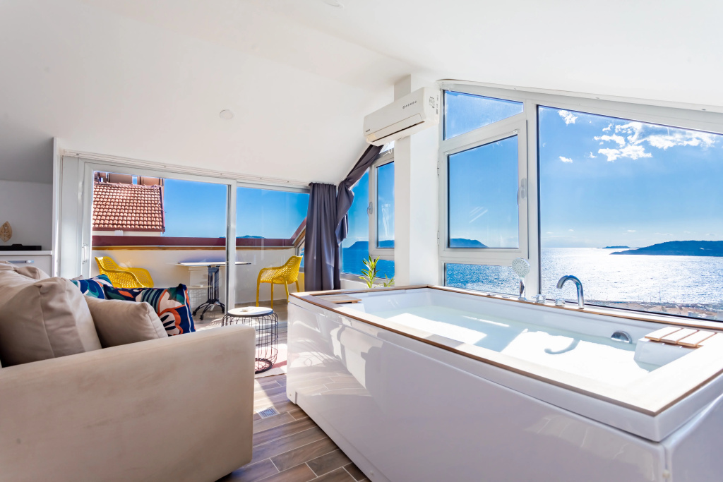 No. 502 - Bella Deluxe Jacuzzi Double Suite with sea view (full double bed)