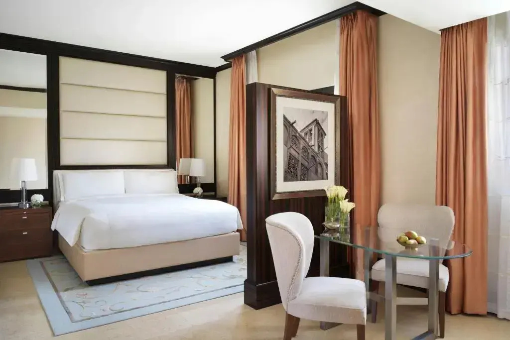 The Ritz-Carlton Abu Dhabi, Grand Canal Hotel - Général