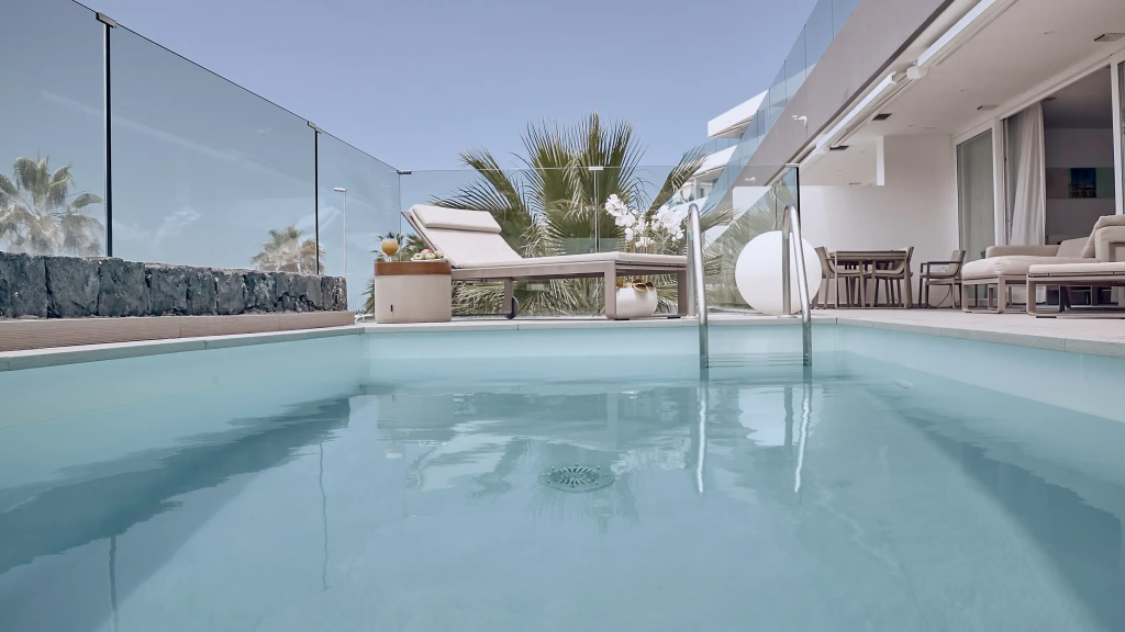 3 Bedrooms Mar Infinity Suite with partial sea view