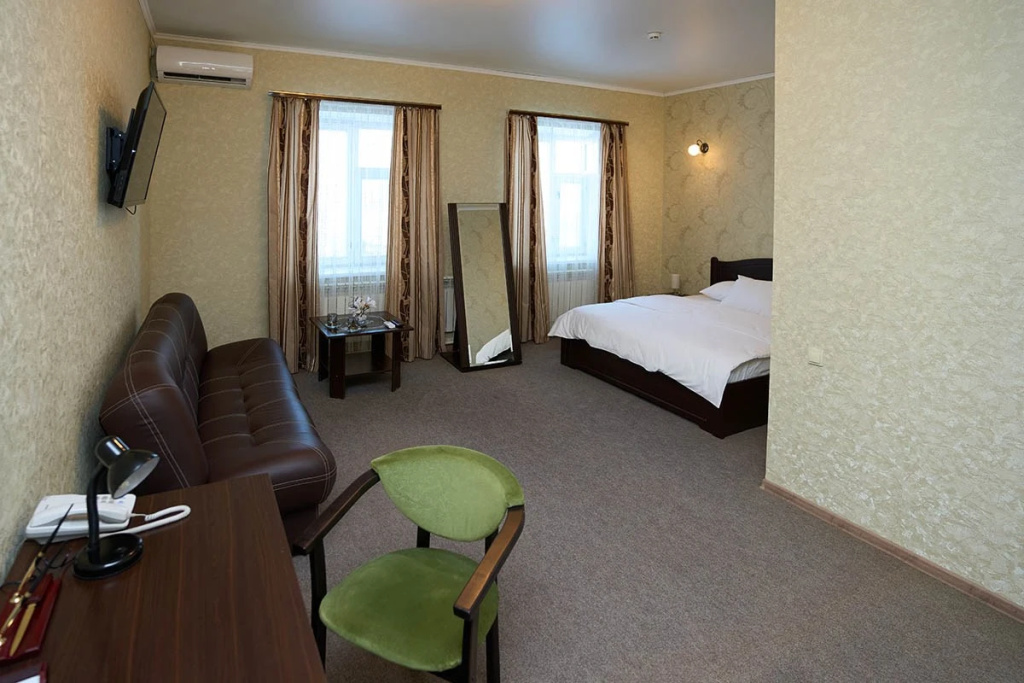 1 room No. 1 Suite