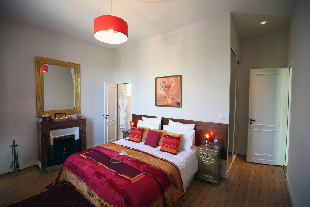 Superior Double room with courtyard view (full double bed)