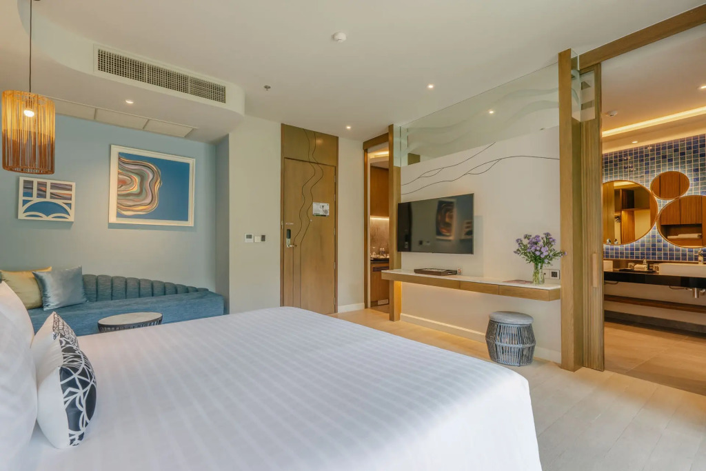 Двухместный полулюкс Pool Access 1st Floor с балконом двуспальная кровать в Отель Metadee Concept Hotel
