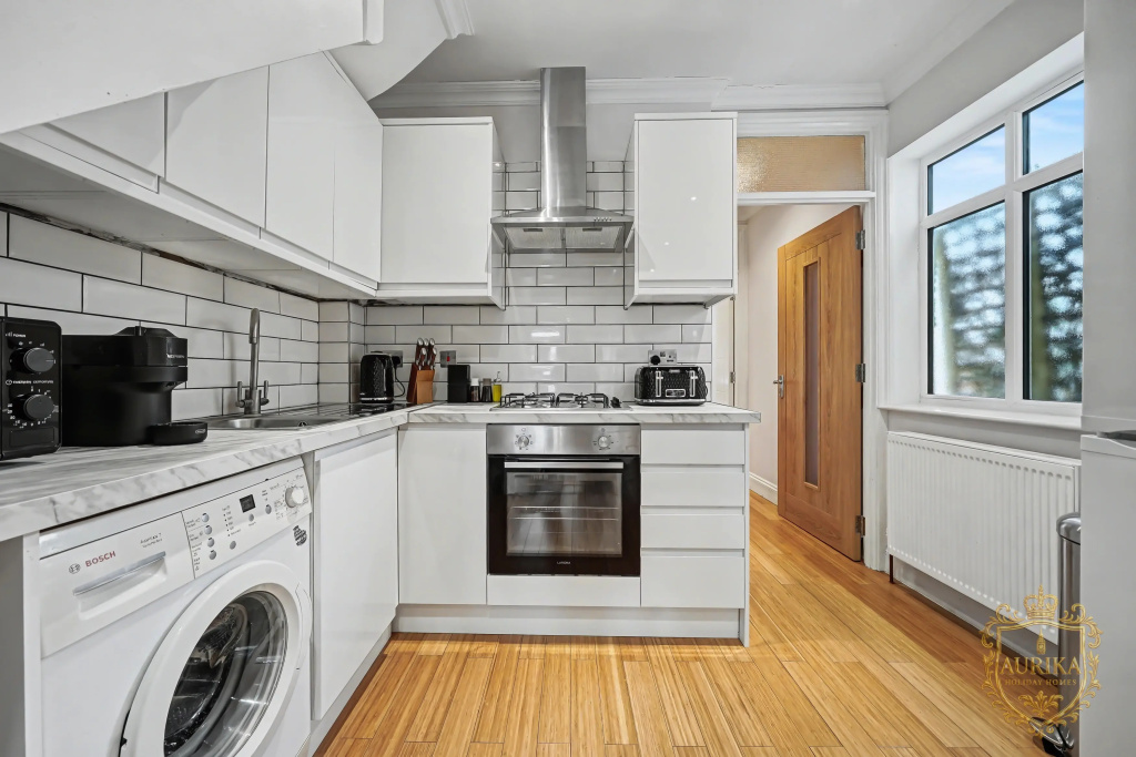 Квартира Elegant Stay in London with Private Parking & Patio | 7 mins walk to Norbury Station — фото