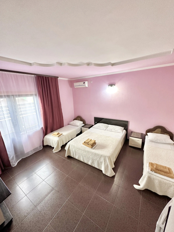 Четырёхместный номер Стандарт с балконом и с видом на город в Guest house city center