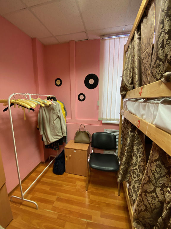 Кровать в общем номере (женский номер) с красивым видом из окна в Красная Москва