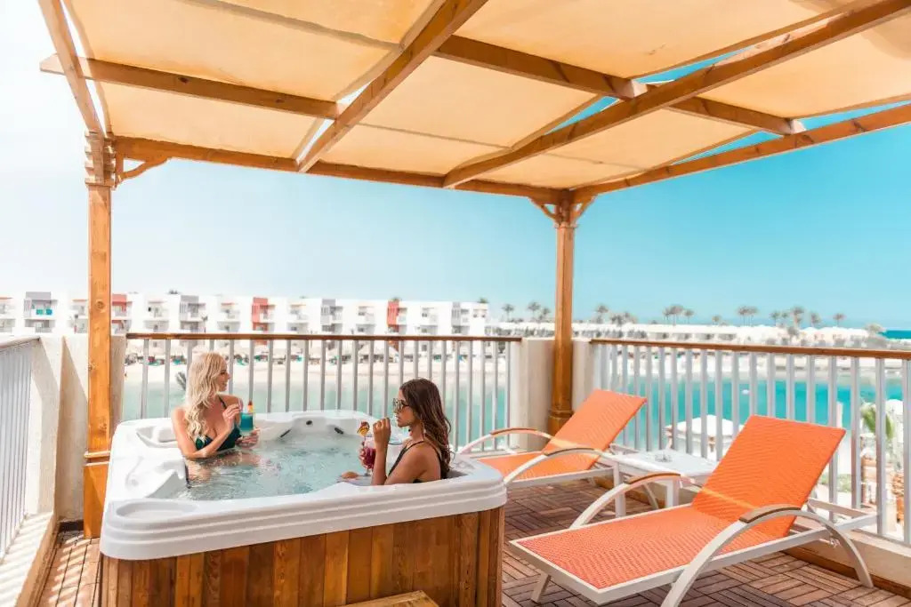Люкс Posh Club Jacuzzi с балконом в Sunrise Crystal Bay Resort
