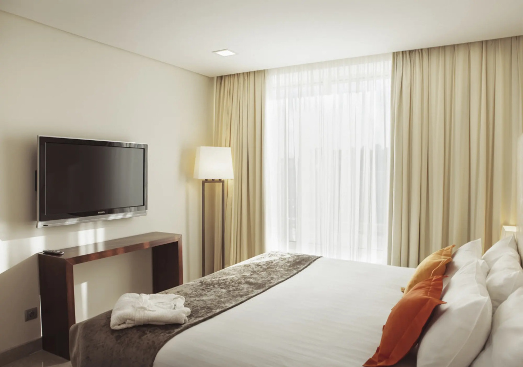 Aquamarine Room Type - Silver with Business Lounge Access Double Suite full double bed
