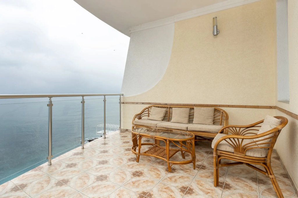 Apartment with balcony and with sea view
