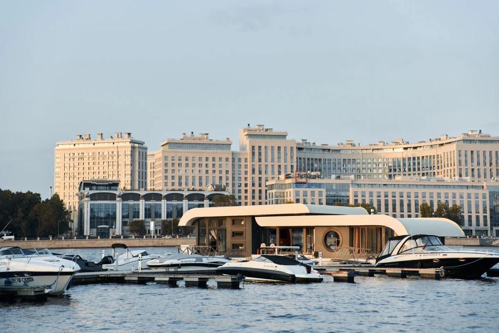 Частный дом Дом на воде Whitemare на Петроградской — фото