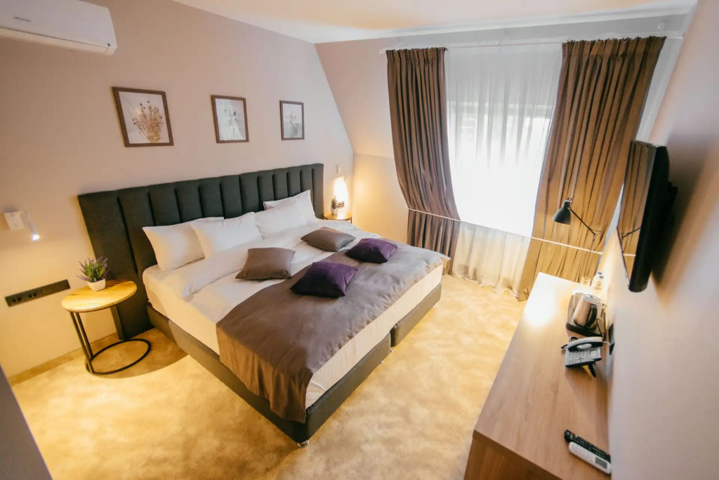 Double Junior Suite (full double bed)