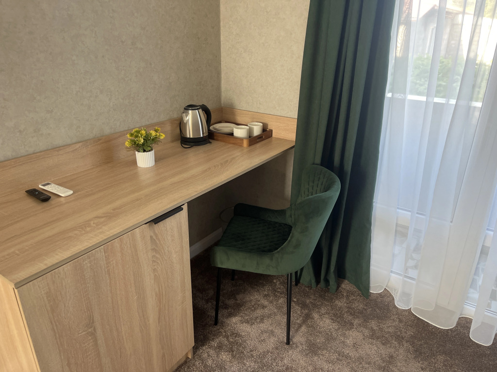Четырёхместный номер Deluxe с балконом и с видом на бассейн в Отель Столица