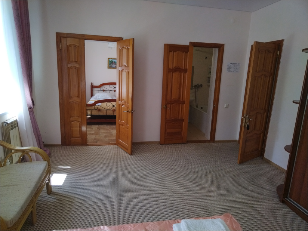 2 Bedrooms Standard Family room with mountain view