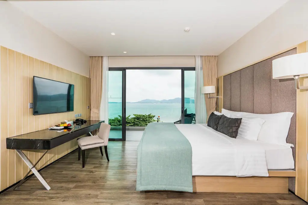 Premier Double room with balcony and with sea view (full double bed)