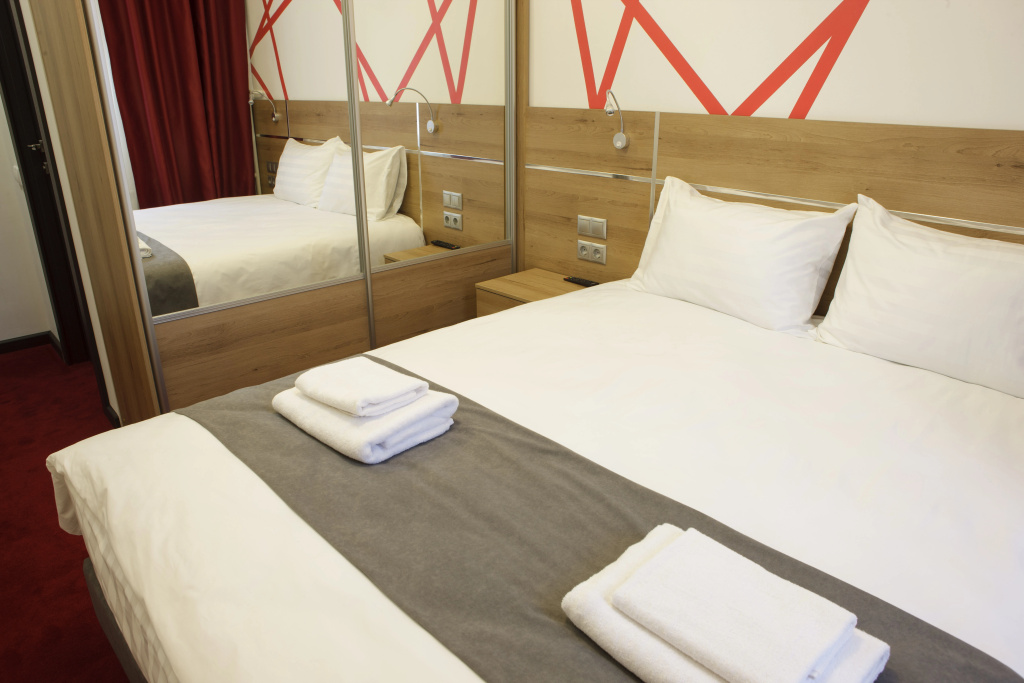 Deluxe Double room (full double bed)