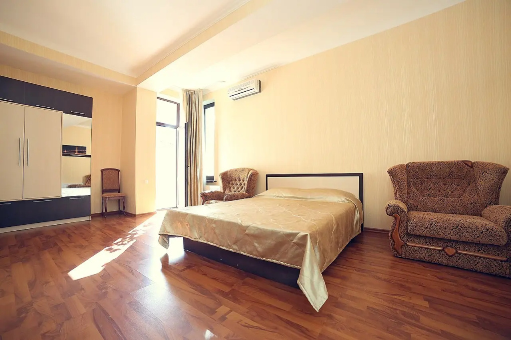 Double Suite (full double bed)