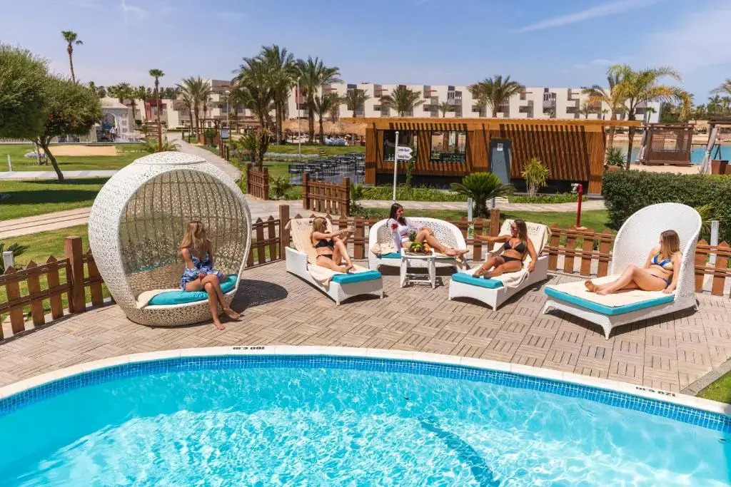 Люкс Posh Club Royal с балконом в Sunrise Crystal Bay Resort