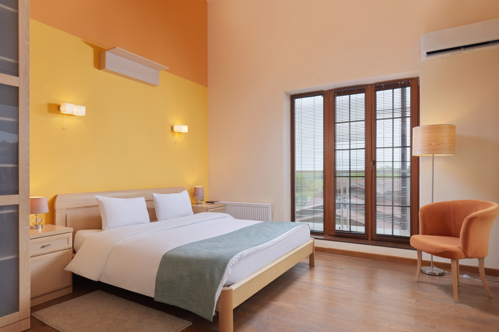 Quiet Double room with balcony (full double bed)