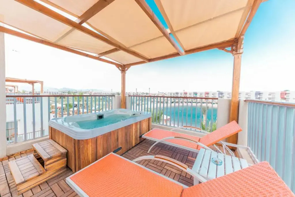 Люкс Posh Club Jacuzzi с балконом в Sunrise Crystal Bay Resort