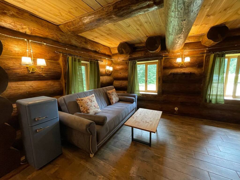 Четырёхместный номер №1 с балконом и с красивым видом из окна в Дубки