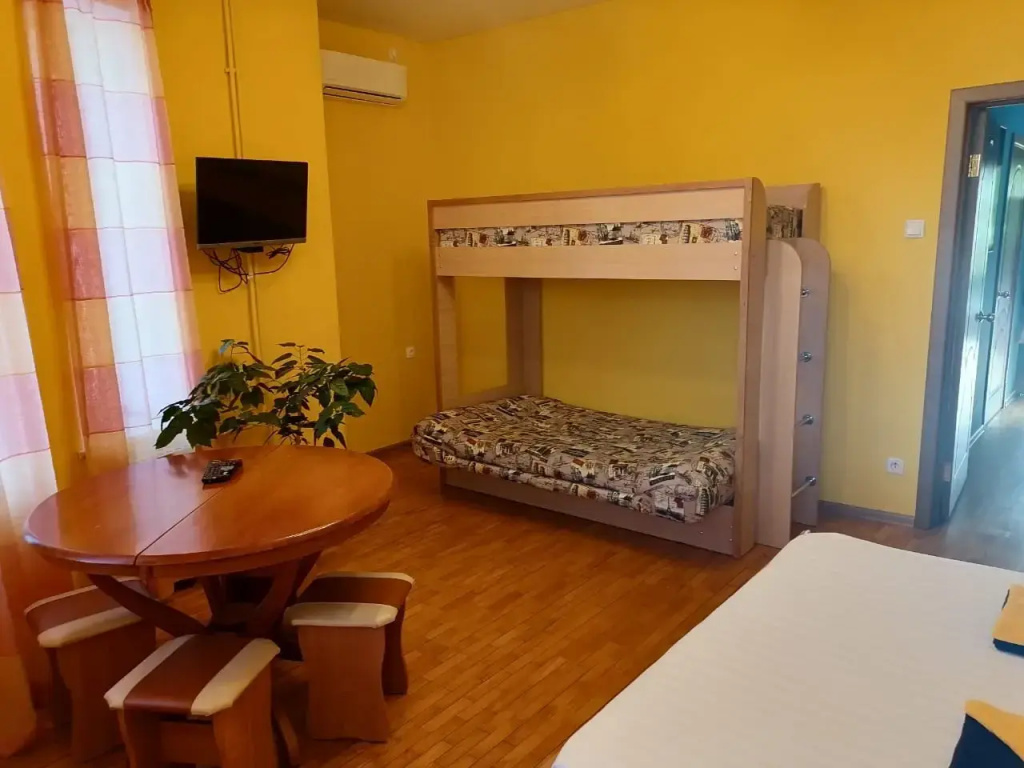 Hostel Kayut-Kompaniya - Tap to explore photos
